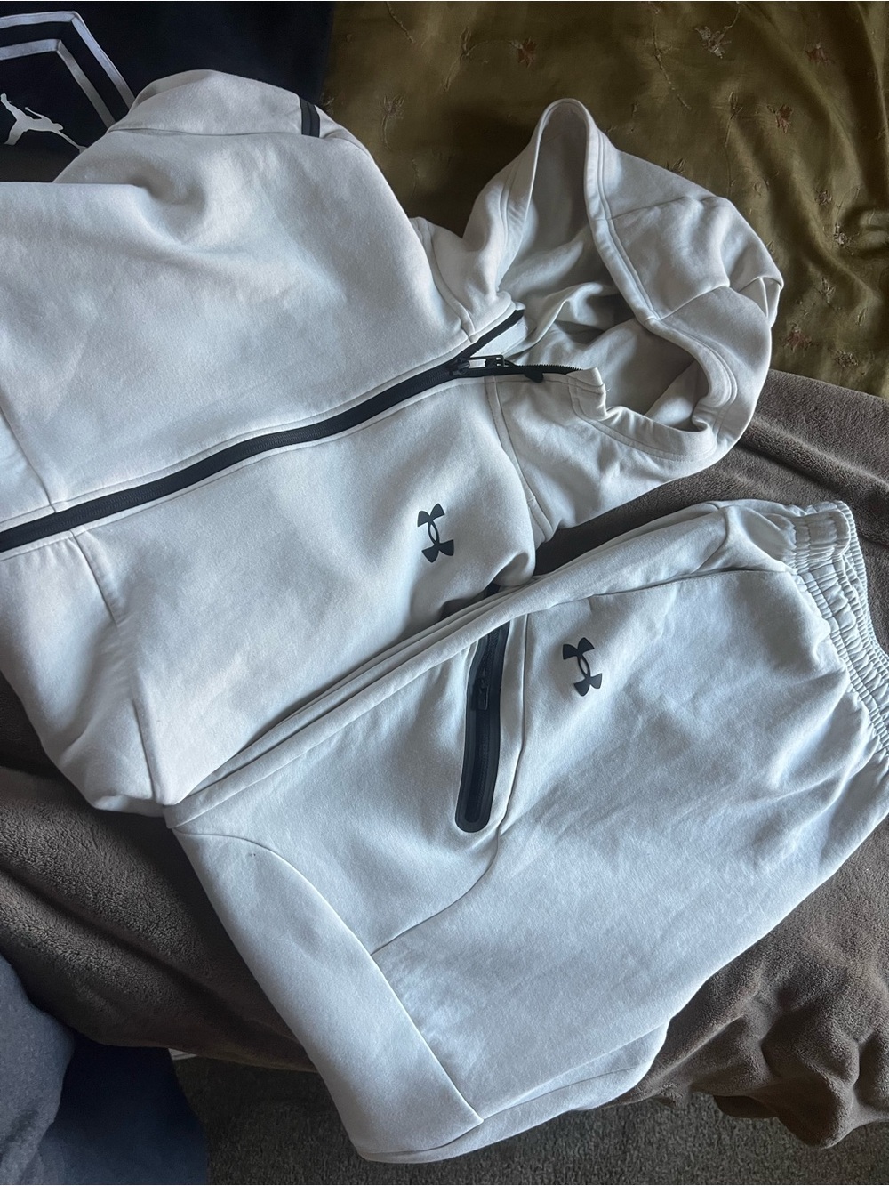 Sz xl Under Armour men’s White Hooded Zip Jacket & Jogger Set